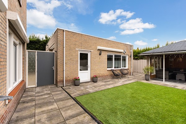 Foto - Te koop: Ruime 2-onder-1-kapwoning met dubbele garage, eigen oprit en fijne tuin